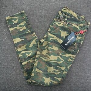 🆕 TRUE RELIGION | NWT Casey Low Rise Super Skinny Camo Jean